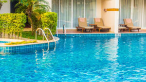 3 Penyebab Air Kolam Renang Berwarna Putih